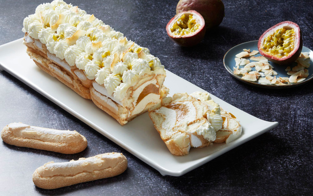 Bûche de noël légère à la noix de coco et fruits de la passion