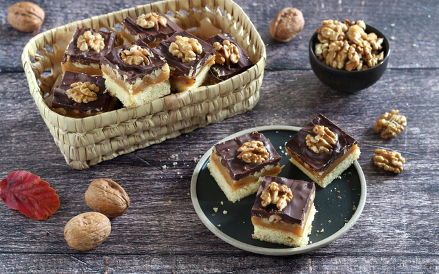 Carrés sablés au caramel, chocolat et Noix de Grenoble AOP
