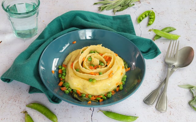 Raviole géante au beurre de sauge, carottes et petits pois