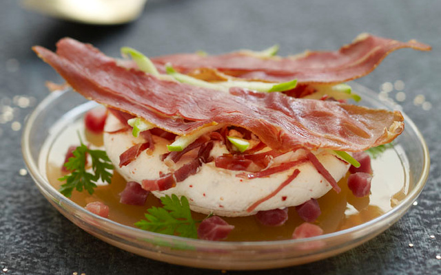 Croustillant et chantilly de jambon de Bayonne, gelée de pomme verte
