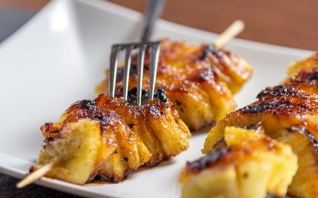 Brochettes d'ananas rôties