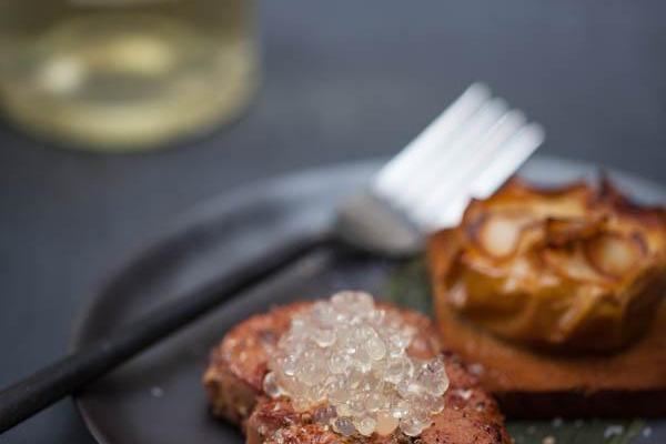 Foie gras poêlé, caviar de Floc de Gascogne et pommes au four aux chips d'ail blanc de Lomagne