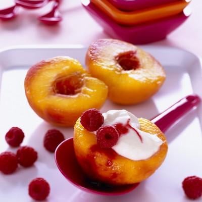 Pêches aux petits suisses et framboises