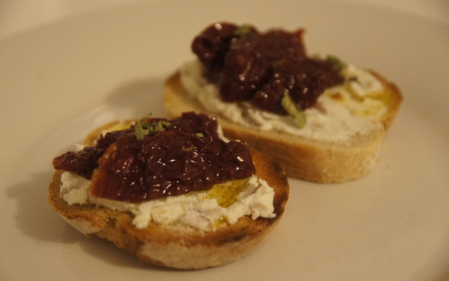 Tartine tomates sèches et carré frais