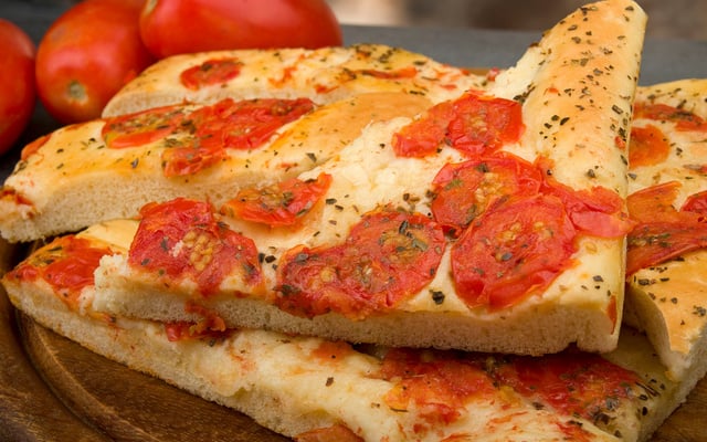 Focaccia aux tomates, fromage et origan