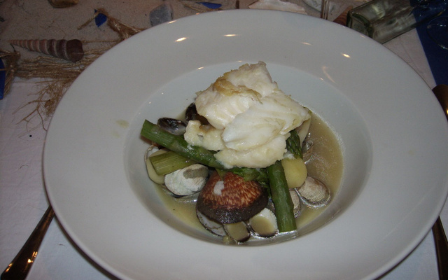 Dos de cabillaud rôti, nage de coquillages au safran, petits légumes