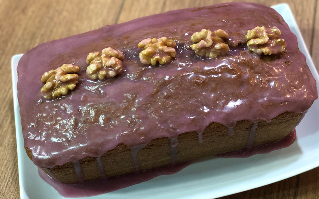 Cake parfumé au vin rouge et glaçage aux noix