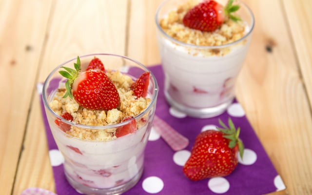 Verrine de ricotta fraise et écrasé de palet breton