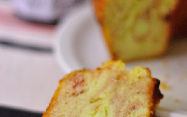 Gâteau rayures zébrées à la confiture de cerises griottes et au citron
