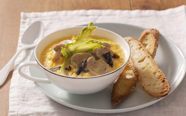 Brouillade d'œufs aux Champignons de Paris à la crème fraiche, Trompettes de la mort, Morilles, asperges et mouillettes de pain