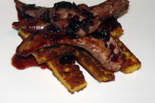 Aiguillettes de canard, poêlée de cerise et polenta croustillante