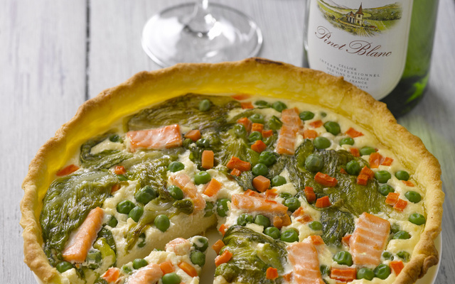 Tarte à la laitue, au saumon et aux petits légumes printaniers