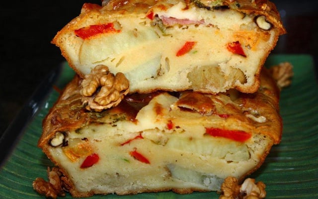 Cake sucré-salé aux pommes, chèvre et noix