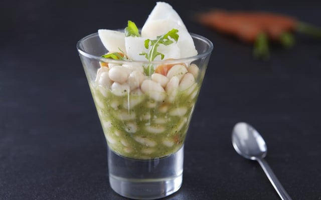 Salade de haricots blancs, cabillaud et pesto de roquette (en verrine)