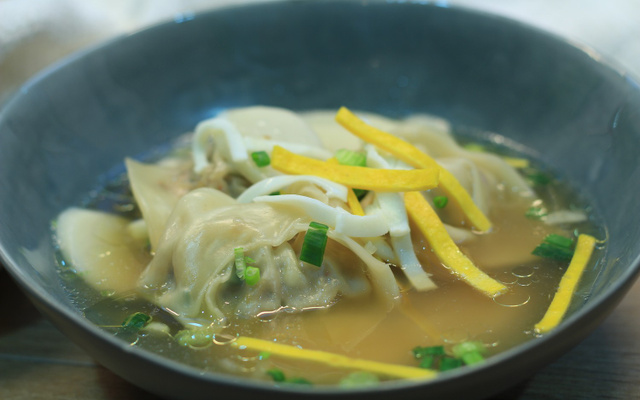 Tteok Manduguk ou Soupe Coréenne aux raviolis et pâte de riz