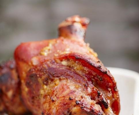 Jarret de porc fermier braisé au genièvre et polenta moelleuse