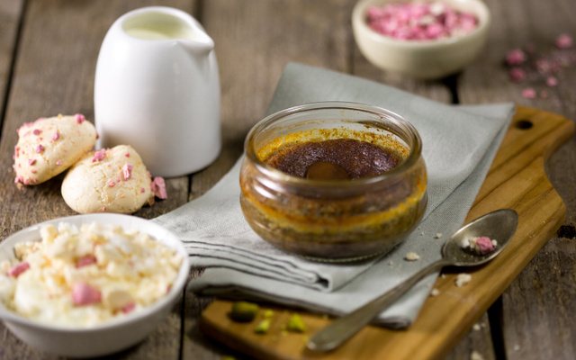 Moelleux pistache, crème mascarpone et éclats de meringue aux pralines roses