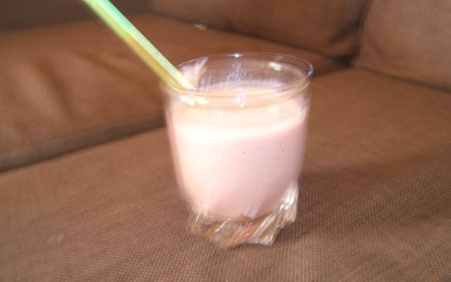 Smoothie pommes, bananes, fraises