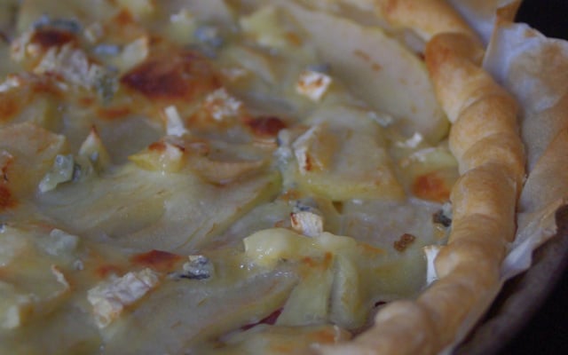 Tarte à la viande de grison, poire et bleu