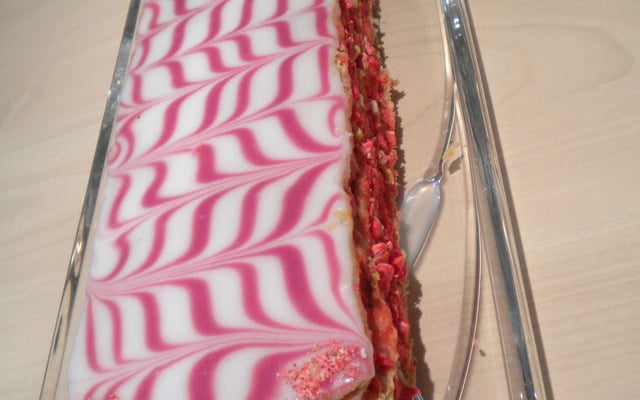 Mille-feuilles aux fraises et pralines roses