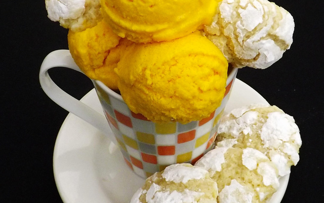 Crème glacée à la mangue et craquelés à l'amande au cottage cheese