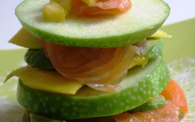 Mille-feuilles pomme verte, avocat, mangue et saumon fumé