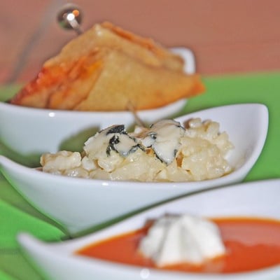 Déclinaison d'amuse-bouches autour du Roquefort Papillon Velouté tiède de tomates légèrement confites, mousse au Roquefort, Risotto crémeux au Muscat de Rivesaltes, copeaux de Roquefort, et Croustill