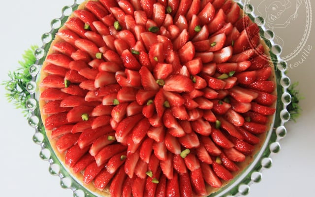 Tarte aux fraises, crème d'amande et pistaches torréfiées