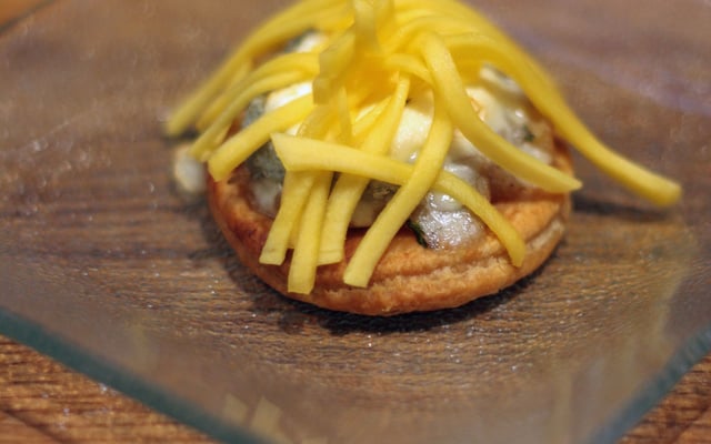 Tartelettes au chutney pommes-oignon-cannelle et à la moutarde AMORA