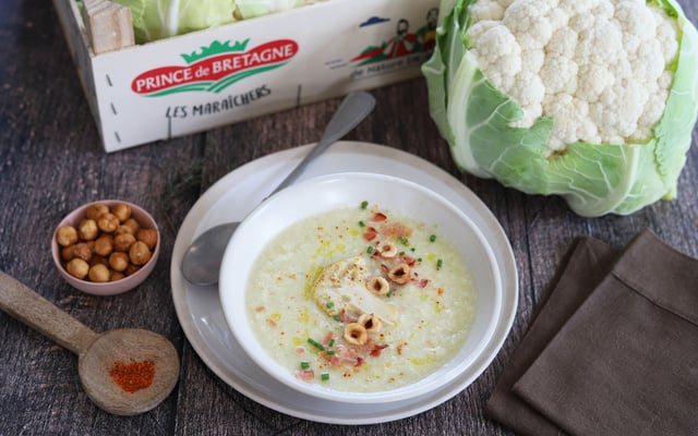 Velouté de chou-fleur au bacon et noisettes torréfiées