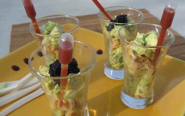 Verrines avocat et saumon et leurs pipettes de sauce