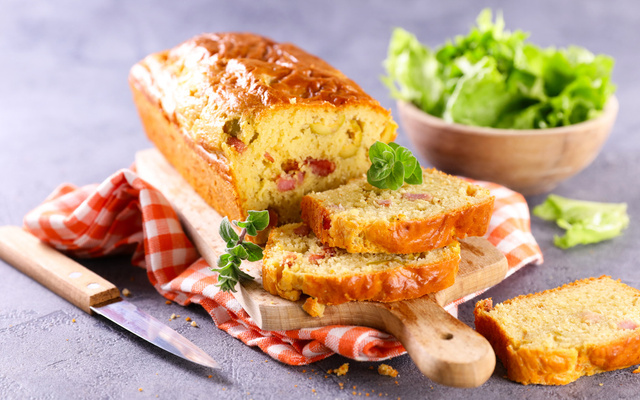 Cake aux dés de jambon et olives