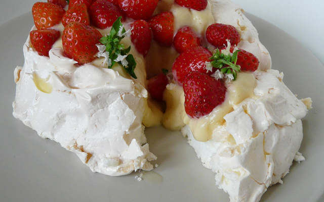 Pavlova aux fraises et huile d'olive 'Tanche' au basilic