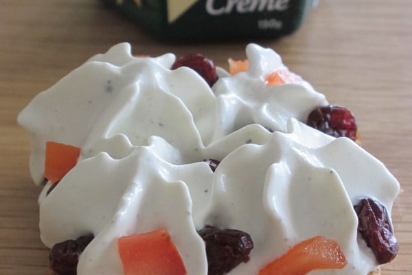 Tartine à l'espuma de Saint-Agur, cranberries et tomates