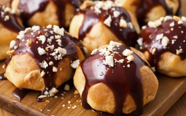 Profiteroles crème pâtissière, sauce chocolat