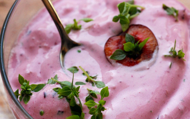 Frozen yogurt pêche cerise et basilic