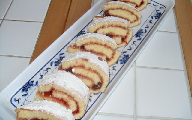 Gâteau roulé à la fraise et fleur d'oranger