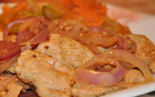 Veau Sauté à la Moutarde & Oignons Rouges