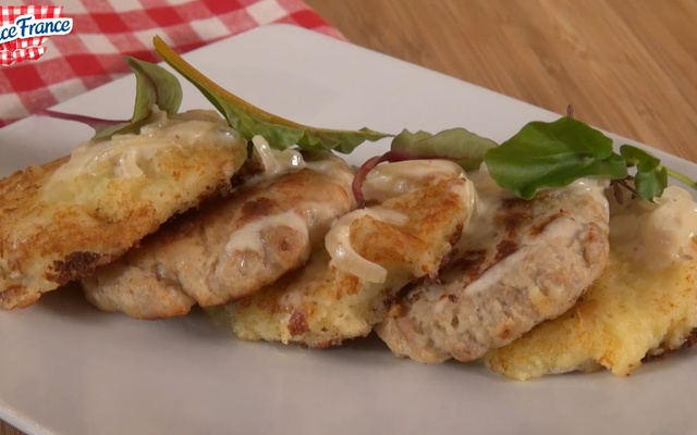 Haché de poulet rôti Douce France et ses galettes de pommes de terre, sauce au jus de pomme