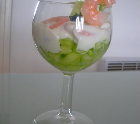 Verrines de crevettes au fromage blanc sur son lit de concombre