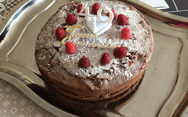 Gâteau aux framboises fourre au chocolat
