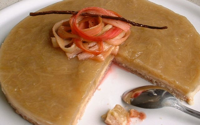 Tarte à la rhubarbe sur fond de coco et ses tagliatelles de rhubarbe caramélisées