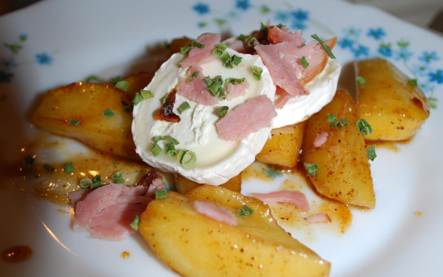 Pommes caramélisées aux épices, au miel, chèvre et éclats de bacon