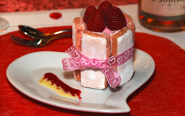 Minis charlottes à la mousse de framboises aux biscuits roses de Reims