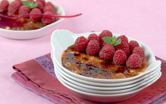 Crème brûlée aux pralines roses et aux framboises