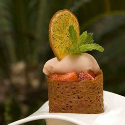 Croquant de fraise en gelée d'hibiscus, sorbet agrume à la fleur de cactus, trait de citron gingembre