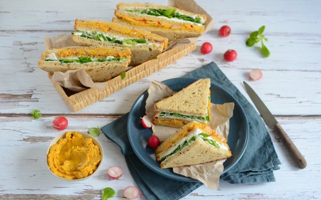 Club sandwich au houmous de carottes