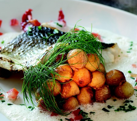 Billes de Princesse Amandine à la sarriette et bar flambé au pastis marin
