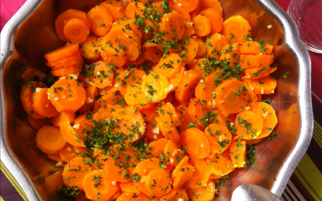 Salade de carottes à l'ail et au persil