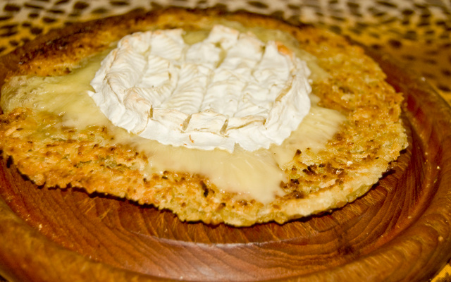 Galette de manioc et camembert grillé